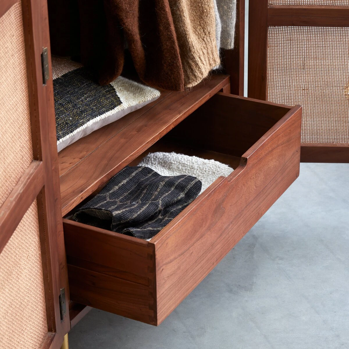 Lisbeth - Armoire En Orme Et Cannage – Image 4