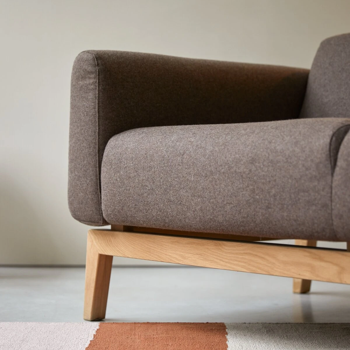 Bjorn - Canapé En Chêne Massif Et Tissu Marron 3 Places – Image 2