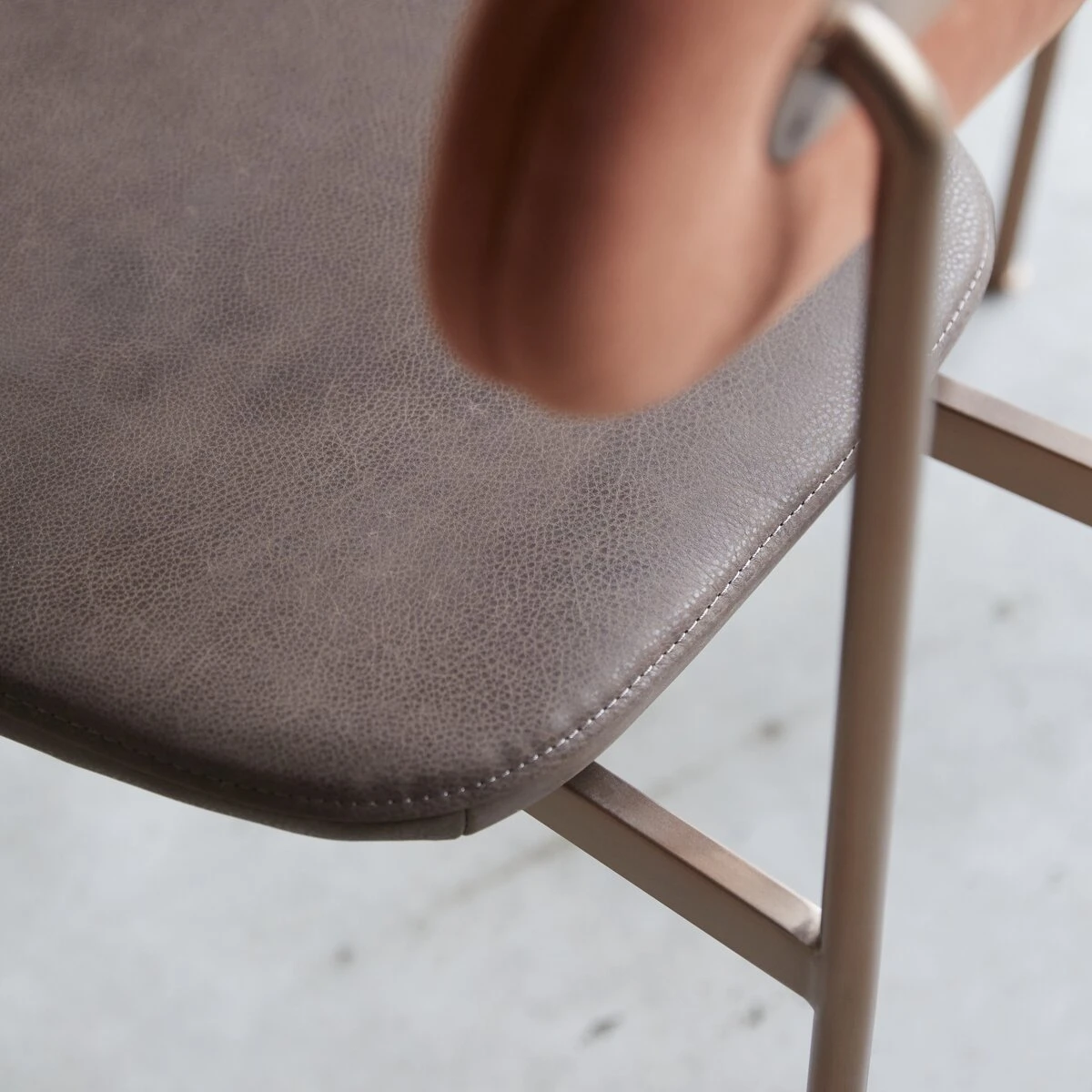 Yutapi - Chaise Sienna Choco En Cuir – Image 5