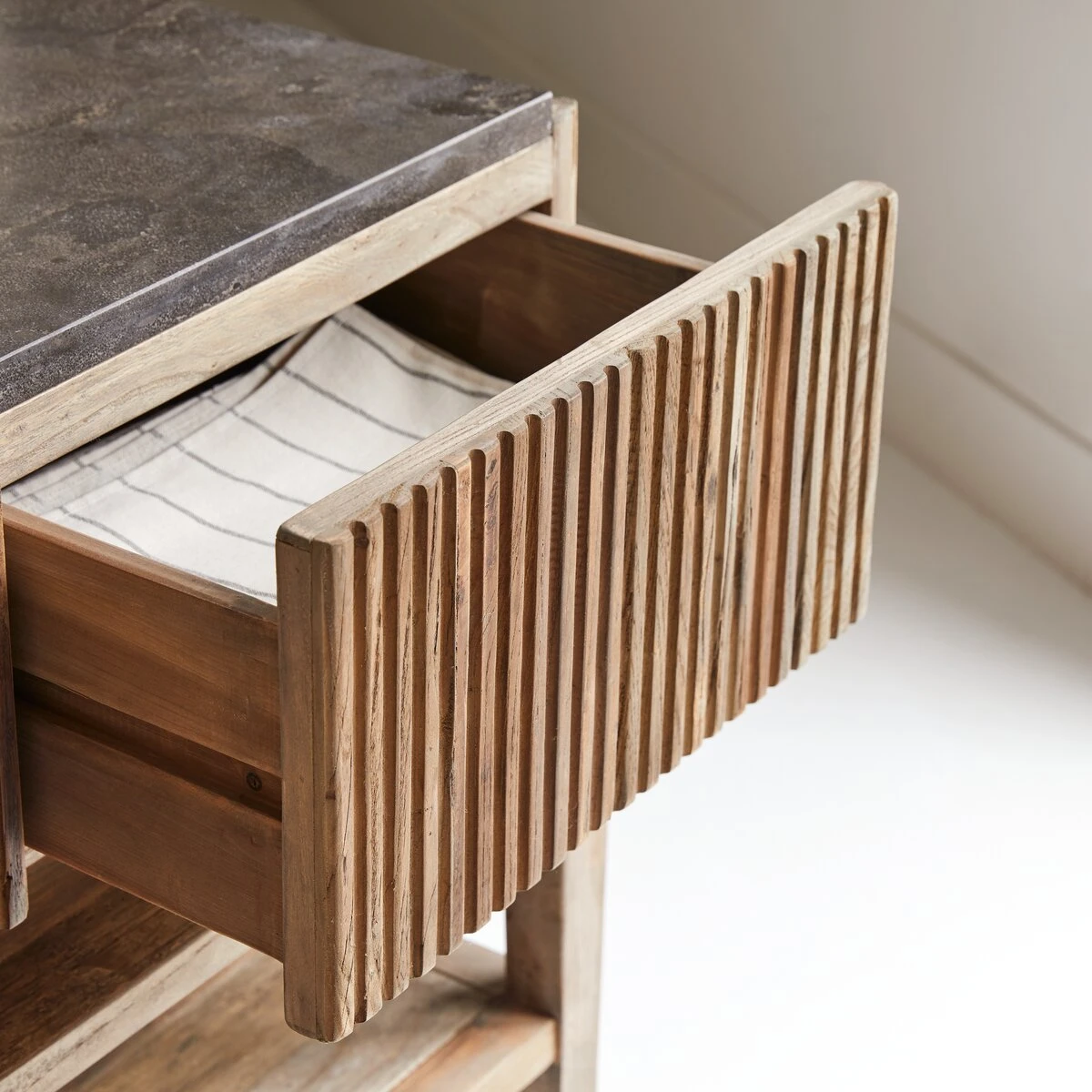 Nahta - Console En Orme Recyclé Et Pierre Bleue – Image 3