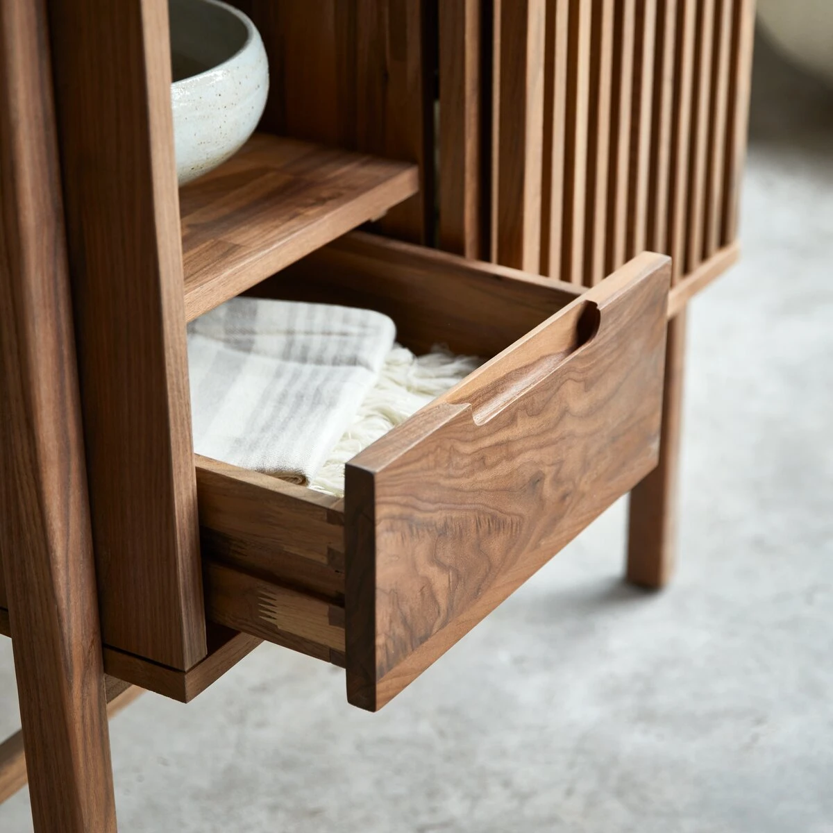 Isaure - Bahut En Noyer Massif Et Terrazzo Premium 80 Cm – Image 5