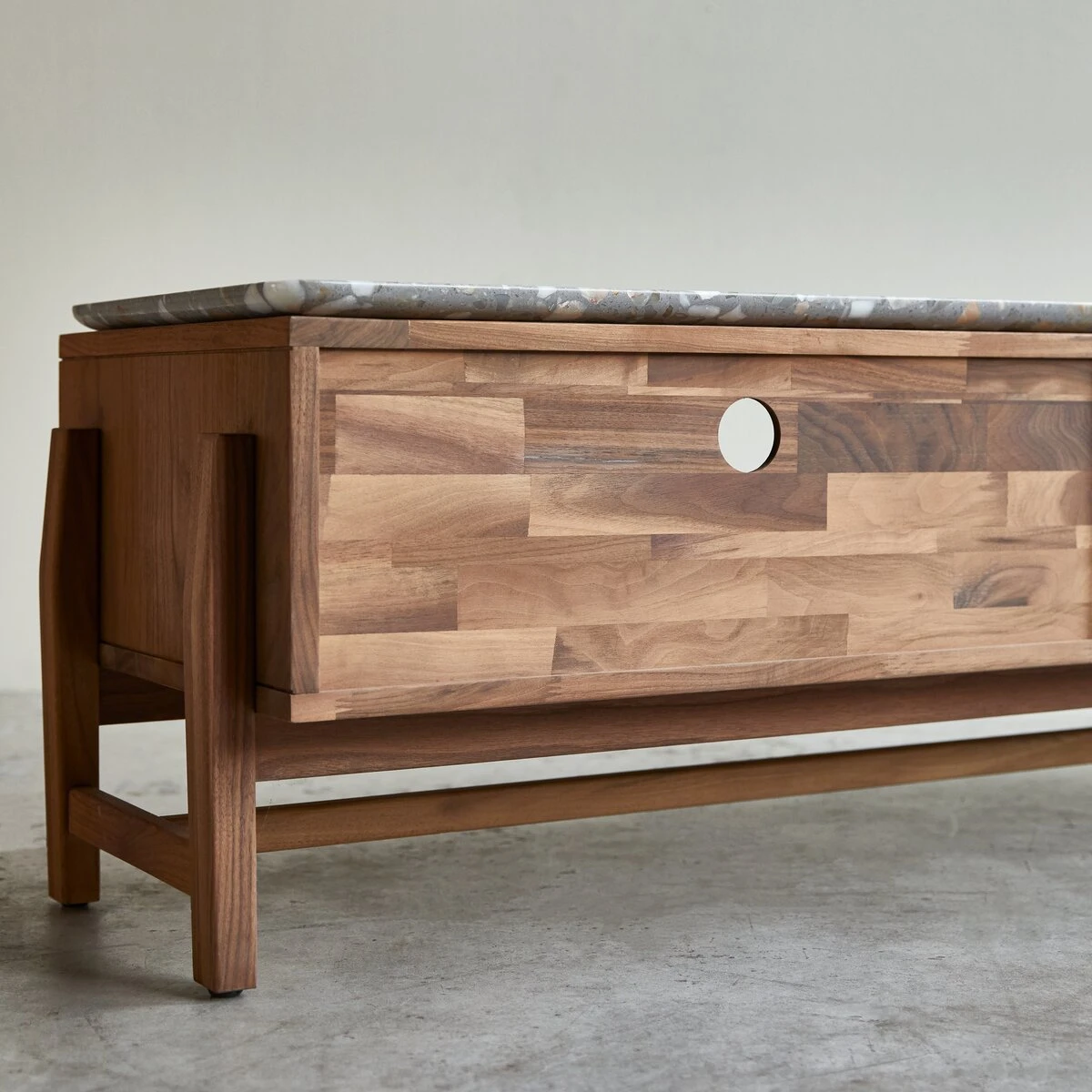 Isaure - Meuble TV En Noyer Massif Et Terrazzo Premium 140 Cm – Image 6