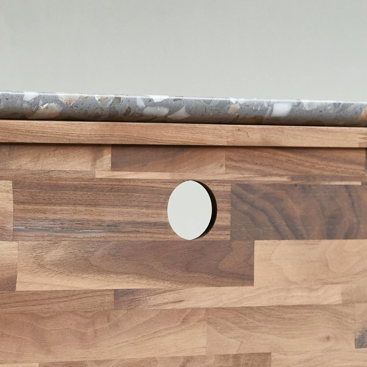 Isaure - Meuble TV En Noyer Massif Et Terrazzo Premium 140 Cm – Image 7