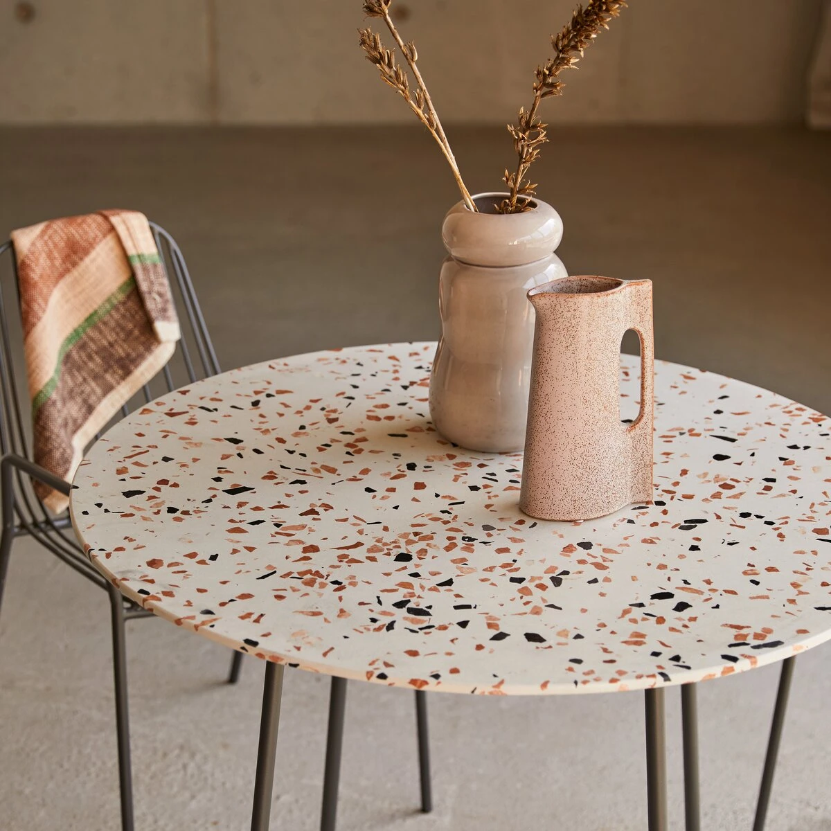 Elio - Table Ronde En Terrazzo Premium Et Métal Brown 4 Pers. – Image 3
