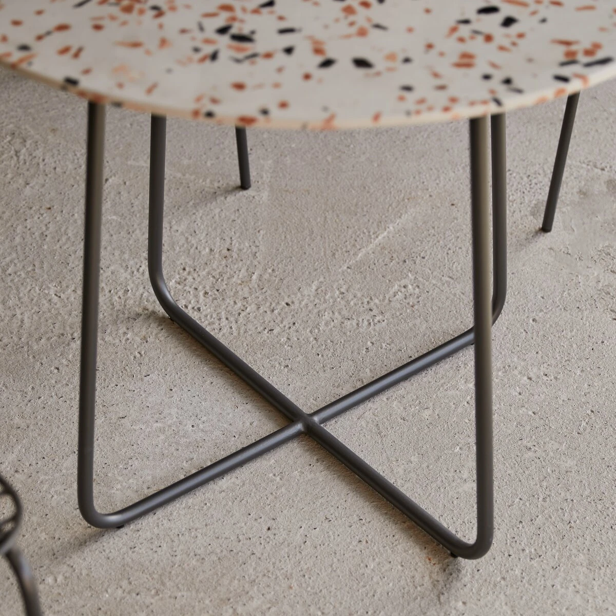 Elio - Table Ronde En Terrazzo Premium Et Métal Brown 4 Pers. – Image 5